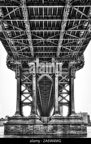 Unter der Manhattan Bridge - Blick in einen der Rungen und der Unterseite des ikonischen, Manhattan Bridge in Lower Manhattan, NYC Stockfoto