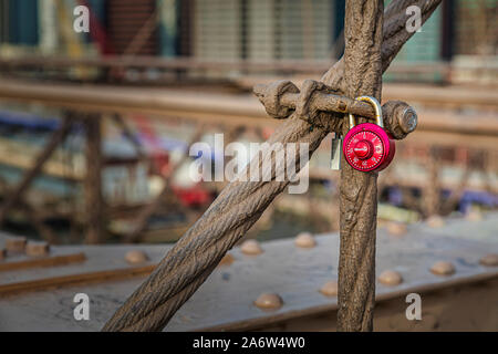 Brooklyn Bridge Liebe Schlösser - in der Nähe zu ein paar Vorhängeschlösser oder Liebe Schlösser an den Wahrzeichen der Brooklyn Bridge In New York City, NY links Stockfoto