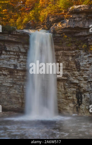 Awosting Wasser fällt NY - Blick auf Awosting Wasser fällt im Minnewaska State Park in New Paltz, New York während der herbstlaubjahreszeit im Herbst. Stockfoto