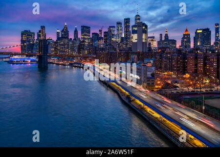 Brooklyn Bridge und Lower Manhattan Skyline von oberhalb der FDR Highway und dem Finanzviertel entfernt. Stockfoto