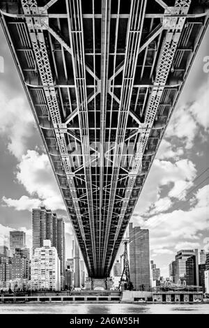 Unterhalb der Queensboro Bridge. Stockfoto