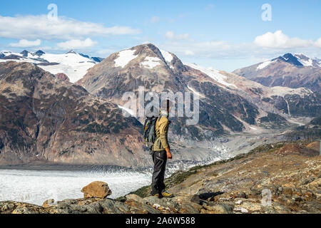 Menschen wandern durch die Kanadische backcountry über schroffe Gipfel und Gletscher in der Nähe der Grenze von British Columbia und Alaska auf der Suche. Stockfoto