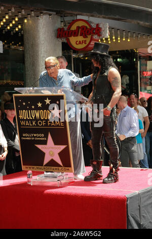 Los Angeles, USA. 30. Juni 2012. Produzent Robert Evans und Slash (Saul Hudson) im Hollywood Handelskammer Zeremonie Slash mit einem Stern auf dem Hollywood Walk of Fame zu Ehren in Hollywood, CA, 10. Juli 2012. Foto von Joseph Martinez/PictureLuxFile Referenz # 31561 008 Die Hollywood Archiv Credit: PictureLux/Hollywood Archiv/Alamy leben Nachrichten Stockfoto