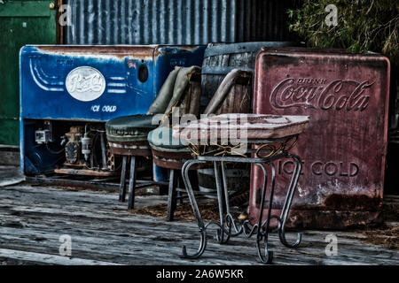 Trinken Pepsi Cola und Coca Cola - Vintage Coca Cola und Pepsi Cola Kühler am Eingang des ländlichen Ghost Town Store gefunden. Stockfoto