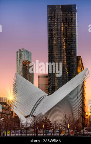 Oculus Verkehrsknotenpunkt mit der aufgehenden Sonne in Lower Manhattan in Stockfoto