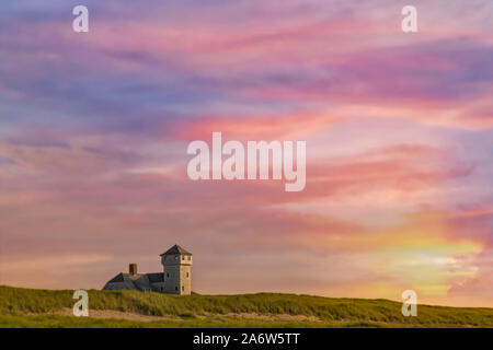 Alten Hafen US-Life Saving Station - Sonnenuntergang Blick auf das Leben in Race Point Strand, in Provincetown Cape Cod in Neu-England. Diese imag Stockfoto