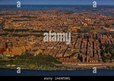 Manhattan Bronx NYC-Antenne - Blick von oben auf die Manhattan und der Bronx NY Skyline mit dem Wahrzeichen von Yankee Stadium. Stockfoto