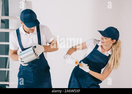 Freundliche Maler Spaß halten können mit Paint und Paint roller Stockfoto