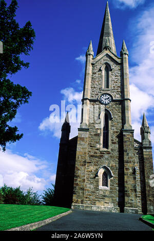 Die Pfarrkirche von Donegal, ansprechende frühen neunzehnten Jahrhundert die Kirche von Irland mit geschliffenen Steinen. Blick auf den Turm mit blauem Himmel und Wolken im Hintergrund Stockfoto