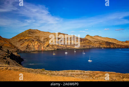 Blick auf die Bucht von Ponta de Sao Lourenco, der Insel Madeira, Portugal. Es gibt Felsen und klare Wasser des Atlantischen Ozeans Stockfoto