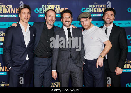 Berlin, Deutschland. 28 Okt, 2019. Die Schauspieler Florian David Fitz (L-R), Wotan Wilke Möhring, Elyas M'Barek und Frederick Lau sind mit Regisseur Bora Dagtekin auf die Premiere ihres Films "Der perfekte Geheimnis' im Zoo Palast. Quelle: Annette Riedl/dpa/Alamy leben Nachrichten Stockfoto