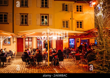 Straßburg, Frankreich - Dec 27, 2017: Besetzt Abend an der Bar im Freien Restaurant Terrassen in Place du Marché Gayot Square im Winter Urlaub Stockfoto