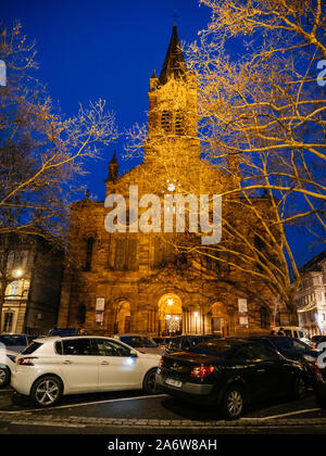 Straßburg, Frankreich - Dec 27, 2017: Majestätische Gebäude der Eglise protestante du Temple Neuf mit Autos vorne auf dem großen Platz geparkt Stockfoto