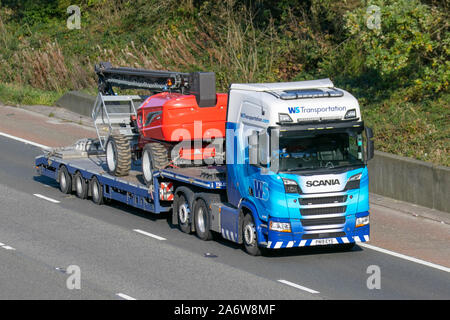 Teleskoplader bei WS Transporter Tieflader Transporter Lieferfahrzeuge, Lkw, Transport, Lkw, Fracht, Scania R-Serie (6) Fahrzeug, Lieferung, gewerblicher Transport, Industrie, Lieferkette Fracht, Auf der M6 in Lancaster, Großbritannien Stockfoto