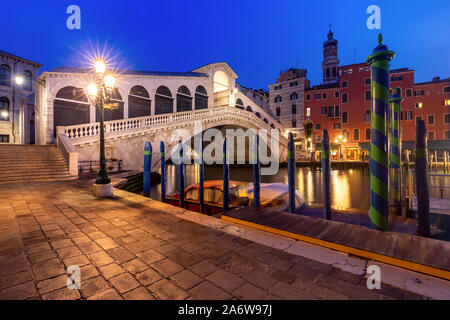 Der berühmten Rialto Brücke oder Rialtobrücke über den Canale Grande in Venedig am Abend blaue Stunde, Italien. Stockfoto