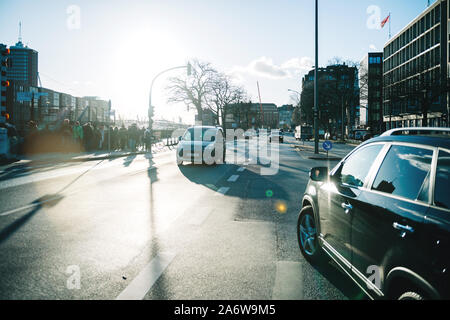 Hamburg, Deutschland - Feb 2018: Peugeot Auto fahren und Audi Quattro schwarz Wagen Auto drehen auf der Bei den Muhren Straße Straße Brooksbrucke Stockfoto