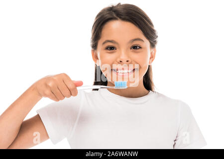 Glückliches Kind holding Zahnbürste isoliert auf weißem Stockfoto