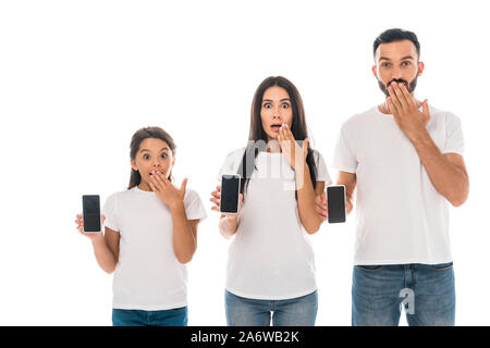 Überrascht, Kind und Eltern halten Smartphones mit leeren Bildschirme isoliert auf weißem Stockfoto