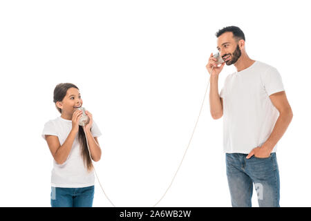 Glückliches Kind Zinn halten können und Spielen mit fröhlichen Vater auf isoliert werden, während Stockfoto