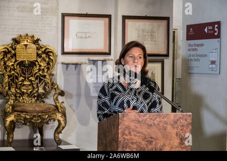 Der Präsident der Jüdischen Gemeinde von Rom Ruth Dureghello spricht im Jüdischen Museum während der Präsident des Europäischen Parlaments David Sassoli (nicht im Bild) Besuch der jüdischen Gemeinde in Rom. Stockfoto