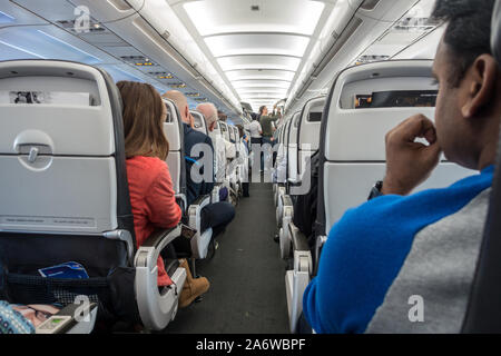 Ein Blick hinunter den Gang eines Verkehrsflugzeugs vor dem Start. Stockfoto