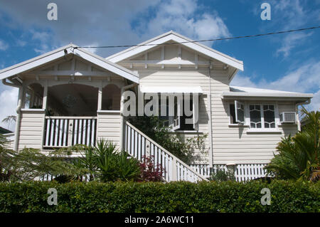 Traditionelle Queenslander Häuser in der Lake Street, Cairns, Far North Queensland, Australien Stockfoto