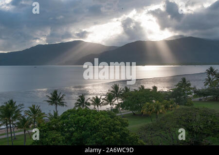 Über Trinity Inlet Dawn bei Cairns, einem belebten Urlaubsort im tropischen Norden von Queensland, Australien Stockfoto