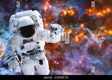 Astronaut in der Nähe von explodierenden Planeten irgendwo in den Tiefen des Weltraums. Elemente dieses Bild wurde von der NASA eingerichtet Stockfoto
