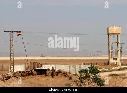 Qamischli, Syrien. 28 Okt, 2019. Eine syrische Soldaten ist auf die Bereitstellung auf dem Syrian-Turkish Grenze in der Landschaft von qamischli Stadt in der Provinz al-Hasaka gesehen, nordöstlichen Syrien, am Okt. 28, 2019. Die Syrische Regierung begrüßt den Rückzug der kurdischen Truppen von der Grenze Syrian-Turkish, sagen diese Rücknahme wird die Türkei von dem Vorwand strip nördlichen syrischen Gebieten in Angriff zu nehmen, das syrische Außenministerium in einer Aussage Sonntag gesagt. Quelle: Xinhua/Alamy leben Nachrichten Stockfoto