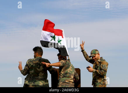 Qamischli, Syrien. 28 Okt, 2019. Syrische Soldaten sind auf die Bereitstellung auf dem Syrian-Turkish Grenze in der Landschaft von qamischli Stadt in der Provinz al-Hasaka gesehen, nordöstlichen Syrien, am Okt. 28, 2019. Die Syrische Regierung begrüßt den Rückzug der kurdischen Truppen von der Grenze Syrian-Turkish, sagen diese Rücknahme wird die Türkei von dem Vorwand strip nördlichen syrischen Gebieten in Angriff zu nehmen, das syrische Außenministerium in einer Aussage Sonntag gesagt. Quelle: Xinhua/Alamy leben Nachrichten Stockfoto