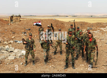 Qamischli, Syrien. 28 Okt, 2019. Syrische Soldaten sind auf die Bereitstellung auf dem Syrian-Turkish Grenze in der Landschaft von qamischli Stadt in der Provinz al-Hasaka gesehen, nordöstlichen Syrien, am Okt. 28, 2019. Die Syrische Regierung begrüßt den Rückzug der kurdischen Truppen von der Grenze Syrian-Turkish, sagen diese Rücknahme wird die Türkei von dem Vorwand strip nördlichen syrischen Gebieten in Angriff zu nehmen, das syrische Außenministerium in einer Aussage Sonntag gesagt. Quelle: Xinhua/Alamy leben Nachrichten Stockfoto