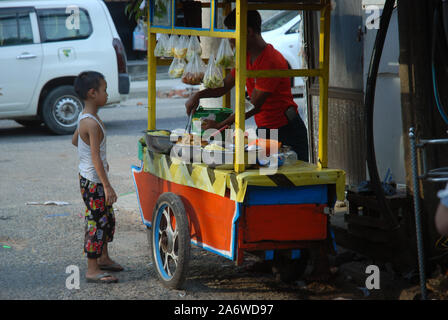 Ein Mann verkauft Gemüse und Obst in Street Market, Yangon, Myanmar. Stockfoto