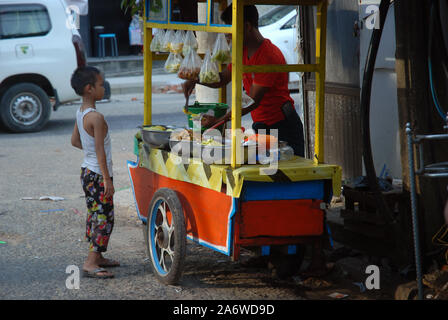 Ein Mann verkauft Gemüse und Obst in Street Market, Yangon, Myanmar. Stockfoto