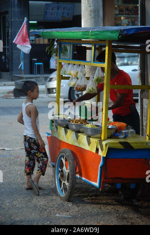 Ein Mann verkauft Gemüse und Obst in Street Market, Yangon, Myanmar. Stockfoto