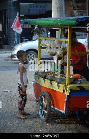 Ein Mann verkauft Gemüse und Obst in Street Market, Yangon, Myanmar. Stockfoto