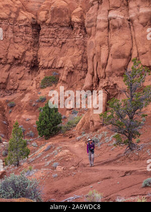 Wanderer auf dem Shakespeare Arch-Sentinel Trail, Kodachrome Basin State Park, Cannonville, Utah. Stockfoto