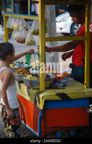 Ein Mann verkauft Gemüse und Obst in Street Market, Yangon, Myanmar. Stockfoto