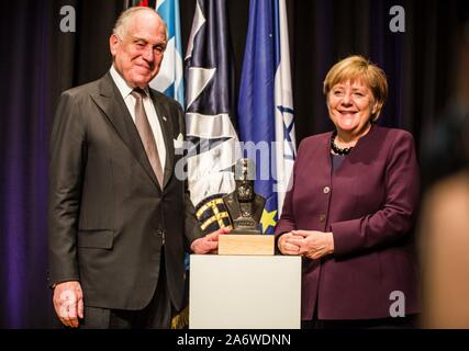 München, Bayern, Deutschland. 28 Okt, 2019. Dr. Angela Merkel, Bundeskanzlerin der Bundesrepublik Deutschland der Theodor Herzl Award von Ronald Lauder des Jüdischen Weltkongresses vorgelegt wird. Wochen nach dem Terroranschlag in Deutschland Halle und ein Jahr nach dem Baum des Lebens Terroranschlag in Pittsburgh, Bundeskanzlerin Dr. Angela Merkel die Theodor Herzel Award des World Jewish Congress. An Hand der Münchner Israelische Kultusgemeinde (Israel Cultural Center) wurden Ronald S. Lauder des Jüdischen Weltkongresses und Dr. Charlotte Knobloch Der (IKG). Der Theodor Herzel Auszeichnung wird jährlich an f übergeben Stockfoto