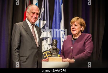 München, Bayern, Deutschland. 28 Okt, 2019. Dr. Angela Merkel, Bundeskanzlerin der Bundesrepublik Deutschland der Theodor Herzl Award von Ronald Lauder des Jüdischen Weltkongresses vorgelegt wird. Wochen nach dem Terroranschlag in Deutschland Halle und ein Jahr nach dem Baum des Lebens Terroranschlag in Pittsburgh, Bundeskanzlerin Dr. Angela Merkel die Theodor Herzel Award des World Jewish Congress. An Hand der Münchner Israelische Kultusgemeinde (Israel Cultural Center) wurden Ronald S. Lauder des Jüdischen Weltkongresses und Dr. Charlotte Knobloch Der (IKG). Der Theodor Herzel Auszeichnung wird jährlich an f übergeben Stockfoto