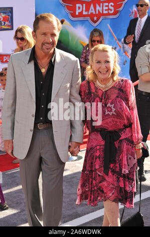 LOS ANGELES, Ca. August 05, 2013: Juliet Mills & Mann Maxwell Caulfield bei der Weltpremiere von Disney's Flugzeuge am El Capitan Theatre, Hollywood. © 2013 Paul Smith/Featureflash Stockfoto