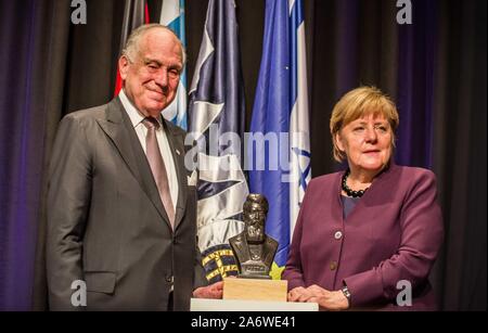 München, Bayern, Deutschland. 28 Okt, 2019. Dr. Angela Merkel, Bundeskanzlerin der Bundesrepublik Deutschland der Theodor Herzl Award von Ronald Lauder des Jüdischen Weltkongresses vorgelegt wird. Wochen nach dem Terroranschlag in Deutschland Halle und ein Jahr nach dem Baum des Lebens Terroranschlag in Pittsburgh, Bundeskanzlerin Dr. Angela Merkel die Theodor Herzel Award des World Jewish Congress. An Hand der Münchner Israelische Kultusgemeinde (Israel Cultural Center) wurden Ronald S. Lauder des Jüdischen Weltkongresses und Dr. Charlotte Knobloch Der (IKG). Der Theodor Herzel Auszeichnung wird jährlich an f übergeben Stockfoto