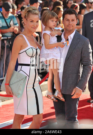 LOS ANGELES, Ca. August 05, 2013: Ashley Scott & Ehemann Steve Hart & Tochter bei der Weltpremiere von Disney's Flugzeuge am El Capitan Theatre, Hollywood. © 2013 Paul Smith/Featureflash Stockfoto