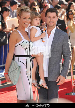 LOS ANGELES, Ca. August 05, 2013: Ashley Scott & Ehemann Steve Hart & Tochter bei der Weltpremiere von Disney's Flugzeuge am El Capitan Theatre, Hollywood. © 2013 Paul Smith/Featureflash Stockfoto