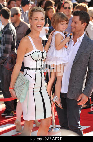 LOS ANGELES, Ca. August 05, 2013: Ashley Scott & Ehemann Steve Hart & Tochter bei der Weltpremiere von Disney's Flugzeuge am El Capitan Theatre, Hollywood. © 2013 Paul Smith/Featureflash Stockfoto