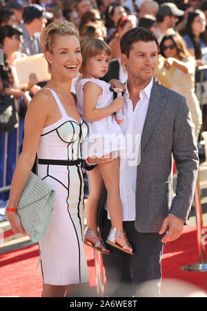 LOS ANGELES, Ca. August 05, 2013: Ashley Scott & Ehemann Steve Hart & Tochter bei der Weltpremiere von Disney's Flugzeuge am El Capitan Theatre, Hollywood. © 2013 Paul Smith/Featureflash Stockfoto