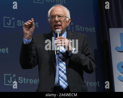 Washington DC, USA. 28 Okt, 2019. 2020 Demokratische Präsidentschaftskandidat Senator Bernie Sanders Adressen Das J Street nationale Konferenz über die US-Israelischen Beziehungen, den israelisch-palästinensischen Konflikt und die Zukunft der US-Außenpolitik. Credit: Sue Dorfman/ZUMA Draht/Alamy leben Nachrichten Stockfoto