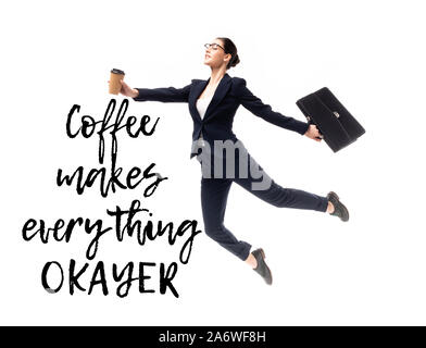 Attraktive Geschäftsfrau holding Coffee to go und Aktenkoffer während schwebend in der Nähe von Kaffee macht alles okayer isoliert Schriftzug auf weißem Stockfoto