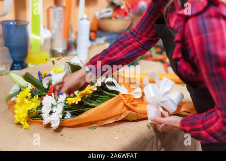 Florist bei der Arbeit. Frau Hände machen schönen Blumenstrauß. Stockfoto