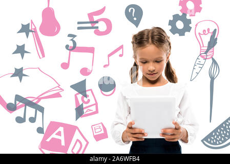 Cute schoolkid mit digitalen Tablet in der Nähe von Früchten und Noten auf Weiß Stockfoto