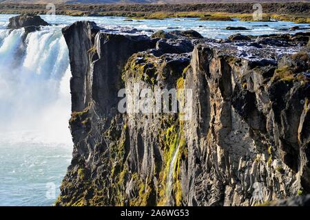 Bardardalur Bezirk, Island. Lava Klippen basierte sagte bis 7.000 Jahre alt sein das Bett für den Godafoss Wasserfall in der Bardardalur Bezirk bilden. Stockfoto